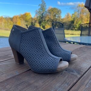 Giani Bernini Angye Memory Foam Perforated Peep-Toe Shooties Grey Heel